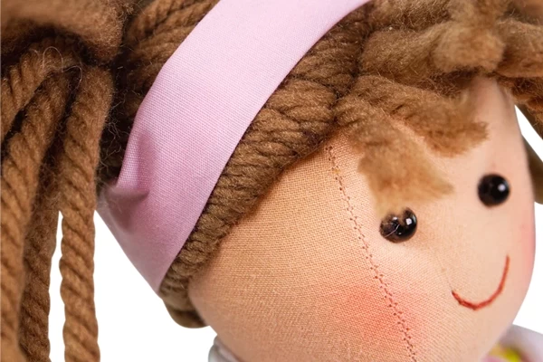 Lange Haare mit Haarband