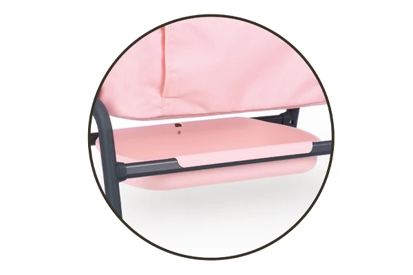 Praktisches Ablagefach unter dem Bettchen