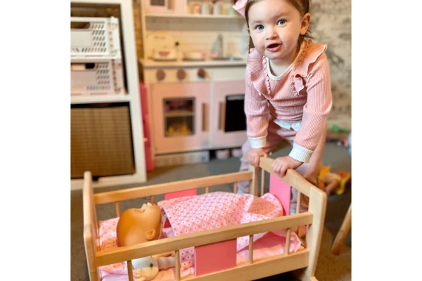 Wiege die Puppe in den Schlaf