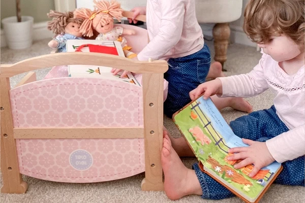 Ein Puppenbett aus Holz