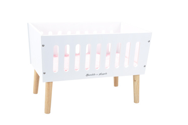 Massives weißes Holzpuppenbett