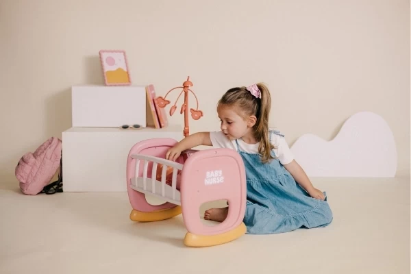 Wiege die Puppe in den Schlaf