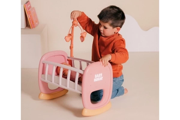 Mobile mit Herzen hängt darüber