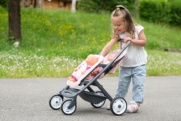 Zwei Puppen hintereinander
