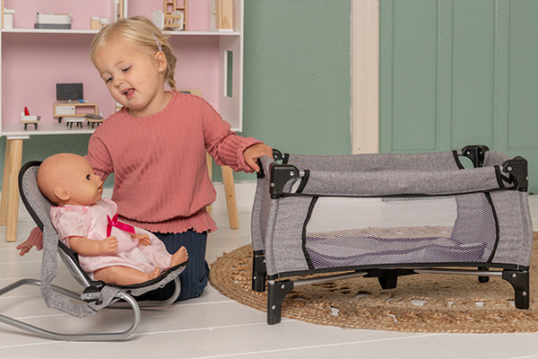 Die Puppe kann bequem sitzen