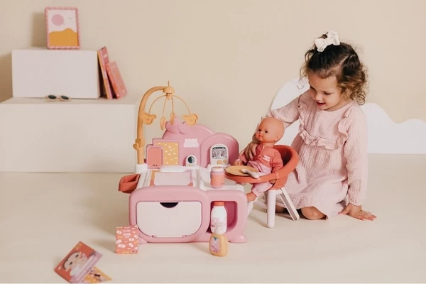 Die Puppe kann im Stuhl essen