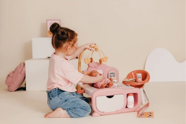 Die Puppe kann im Bett schlafen