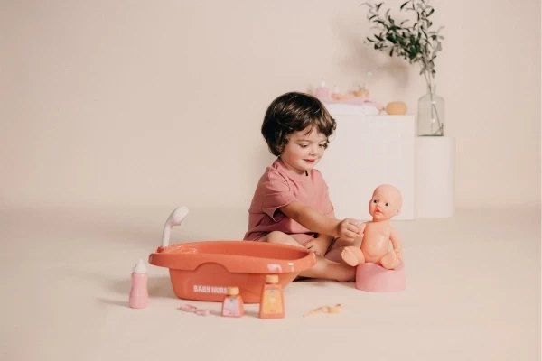 Setze die Puppe auf das Töpfchen