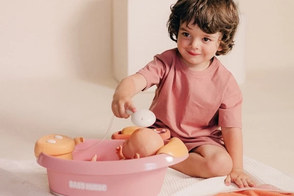 Der Duschkopf kann Wasser versprühen