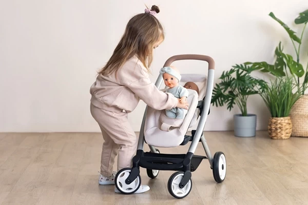 Zwei Puppen hintereinander