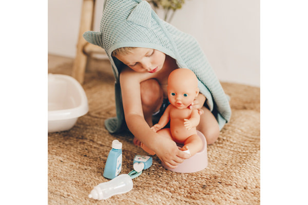 Setz die Puppe auf das Töpfchen