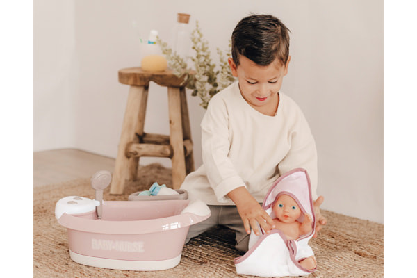 Trockne die Puppe mit dem Handtuch ab