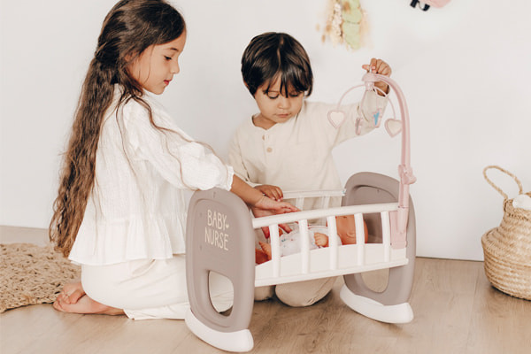 Wiege die Puppe in den Schlaf